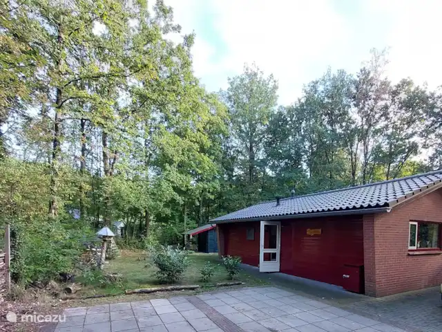 Huisje ingang met eigen parkeerplaatsen.